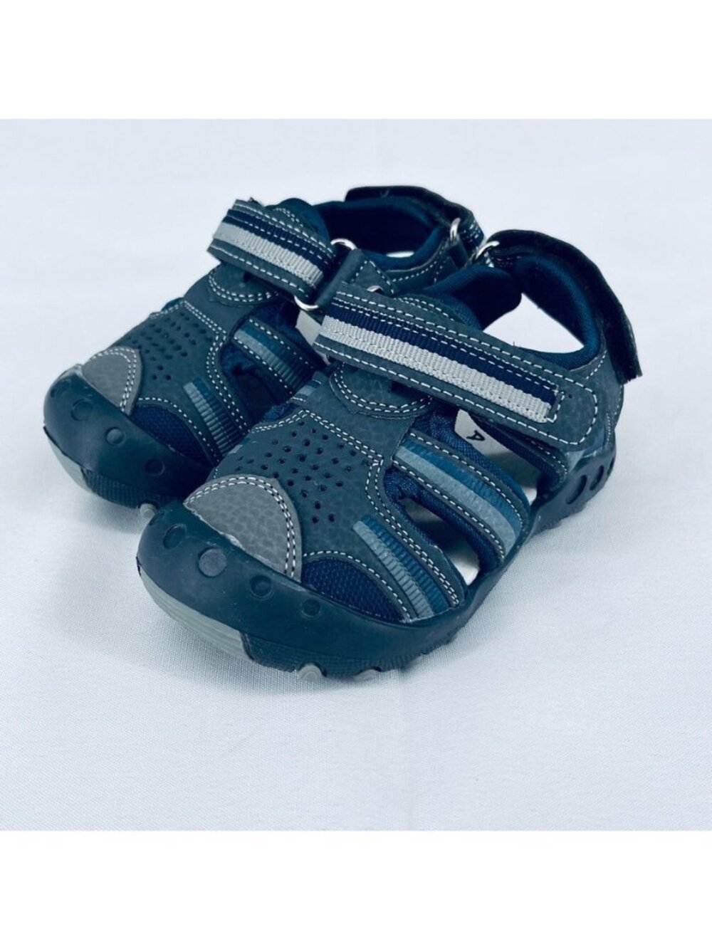 Apakowa Kids Boys Sandals Size 21 Athletic Double Strap Closed-Toe Beach Sandals